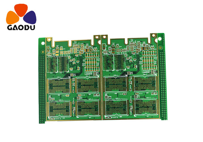 在電路板中，信號輸入插件在 PCB 最左邊沿，MCU 在靠右邊，