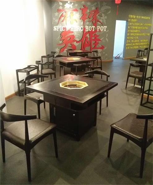 麻辣英雄火鍋桌椅展示