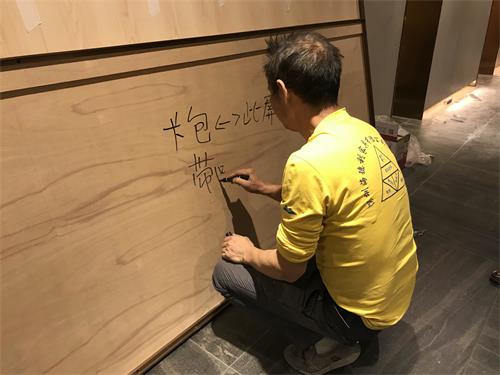 海德利家具工廠師傅現(xiàn)場安裝海底撈家具（屏風）